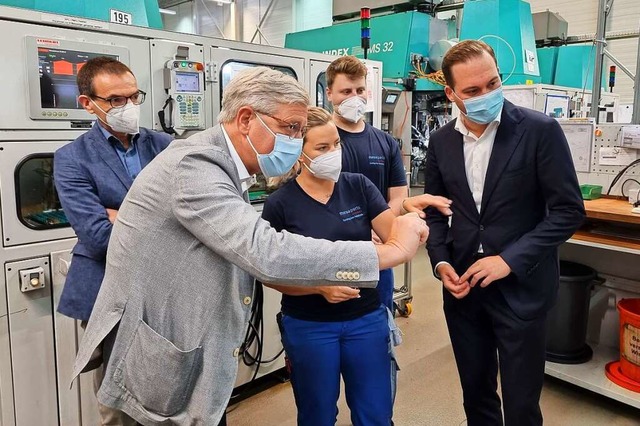 CDU-Bundestagskandidat Felix Schreiner...blicke in die Arbeit des Unternehmens.  | Foto: Nadine Klossek-Lais