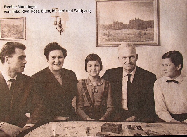 Familie Mundinger mit Rosa und Richard...er Mitwirkenden als Dritte von links.   | Foto: privat