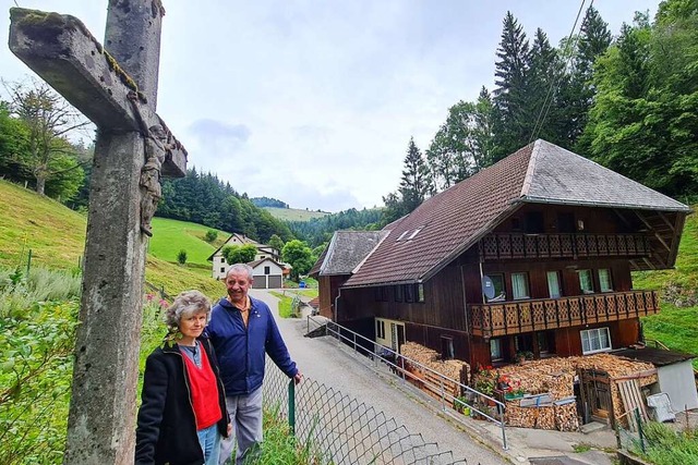 Franz und Edeltraud Kiefer neben dem b...rem 400 Jahre alten Hof in Wildbllen.  | Foto: Gerald Nill