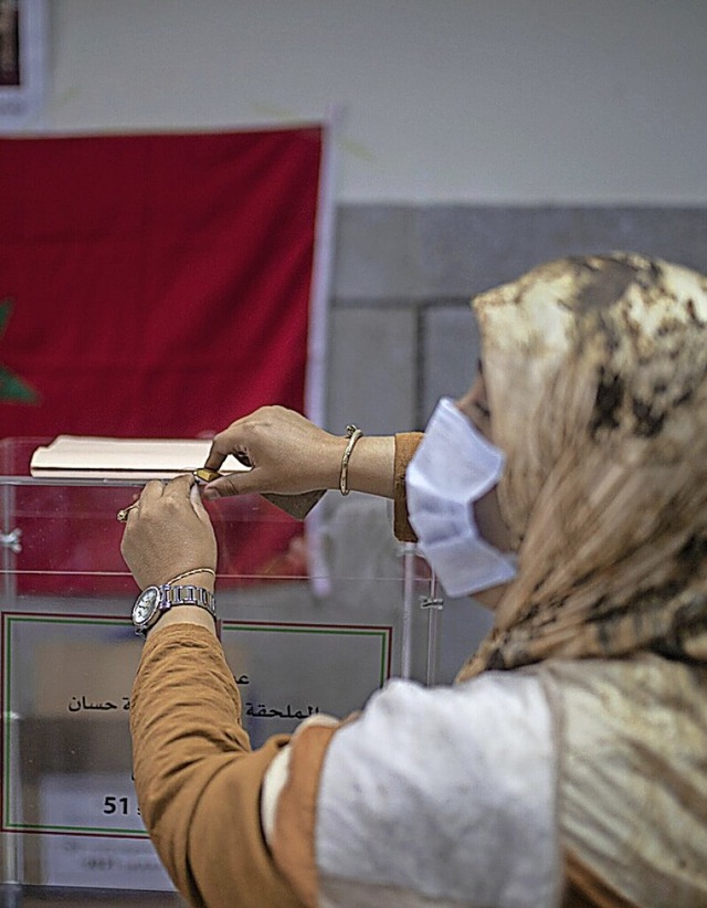Marokkanerin bei der Stimmabgabe  | Foto: Mosa'ab Elshamy (dpa)