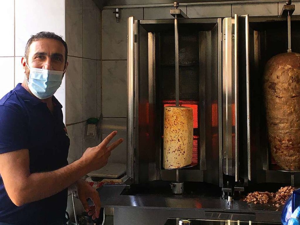 Bilal Aksu vor dem Ksespie, der den Ksedner Cheebab ausmacht.  | Foto: Sarah Rondot