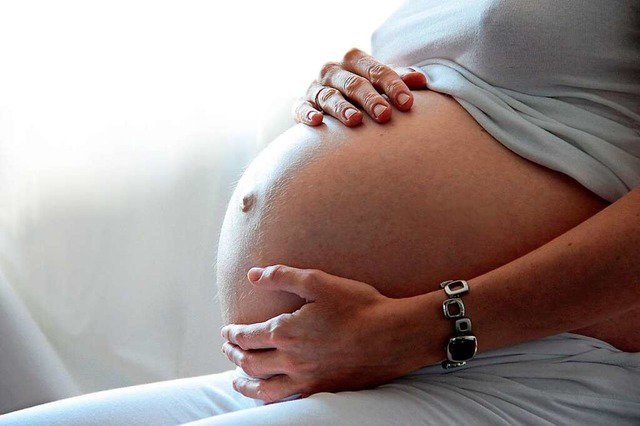 Auch fr schwangere Frauen soll die Co...rauen, die schwanger sind und stillen.  | Foto: Mascha Brichta (dpa)