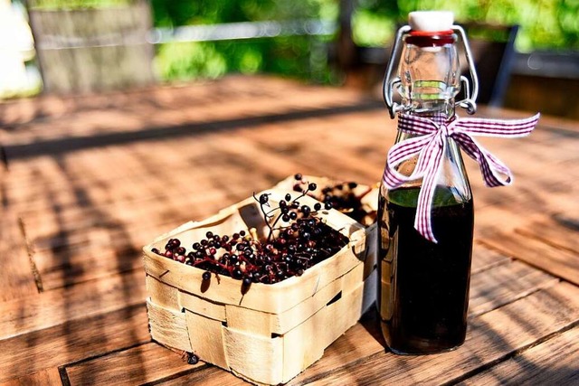 Nicht nur lecker als Saft: Holunderbalsamico in der Flasche  | Foto: Philippe Thines