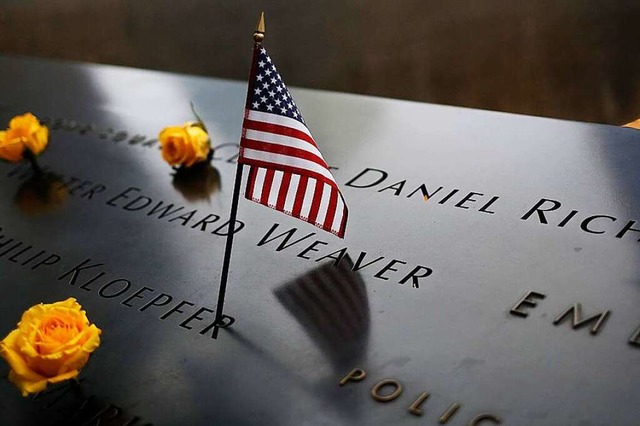 Auch nach Jahren herrscht am 9/11-Memorial in New York Entsetzen und Trauer.  | Foto: John Taggart