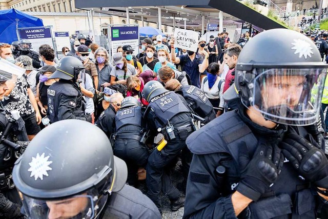 Polizisten nehmen whrend der Internat...den Stand von Mercedes Benz blockiert.  | Foto: Matthias Balk (dpa)