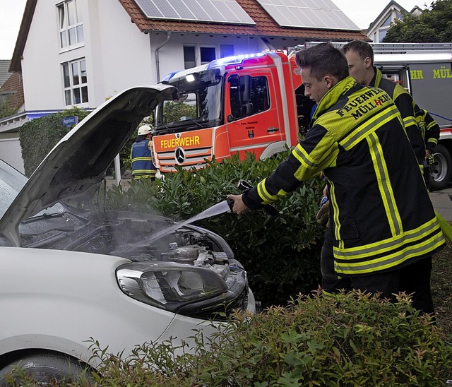 Nur noch nachlschen mussten die Einsa...ahrzeugbrand in der Margarethenstrae.  | Foto: Volker Mnch