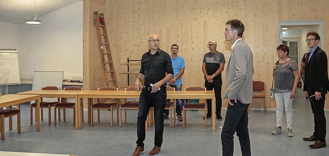 Beim Rundgang durch die Schule in Graf...Brgermeister Jochen Paleit (rechts).   | Foto: Sandra Decoux-Kone