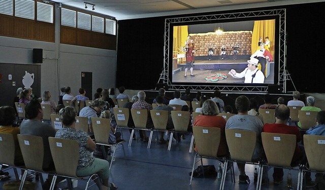 Gespannt verfolgte das Premierenpublikum in der Unditzhalle den Musicalfilm.   | Foto: Christoph Breithaupt