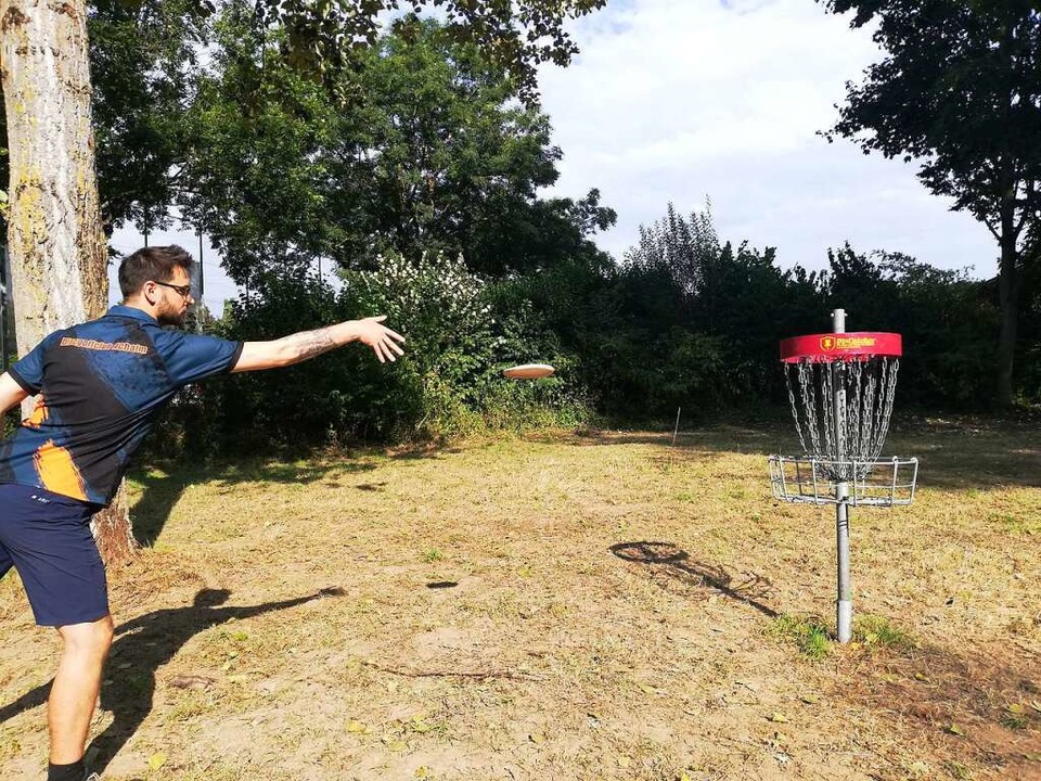 Joscha Mig beim &quot;putten&quot; d...golfmeisterschaften im Dietenbachpark.  | Foto: David Pister