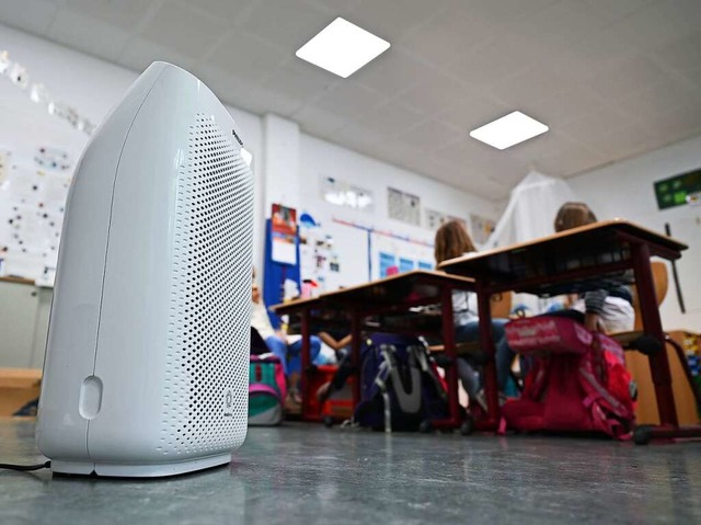Luftfilteranlagen sollen das Infektion...irus in den Klassenzimmern reduzieren.  | Foto: Arne Dedert (dpa)