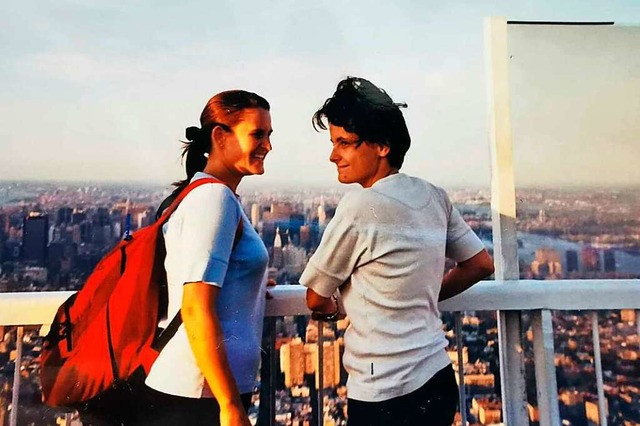 Claudia Kleiner (links) und Claudia Ko...as 415 Meter hohe Gebude strzt ein.   | Foto: privat