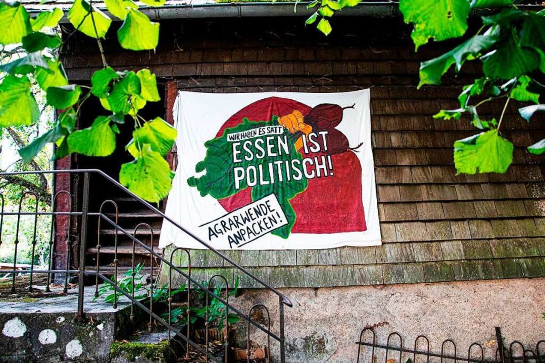 Politische Botschaften finden sich auf...ern an verschiedenen Pltzen des Hofs.  | Foto: Wanja Chelmis