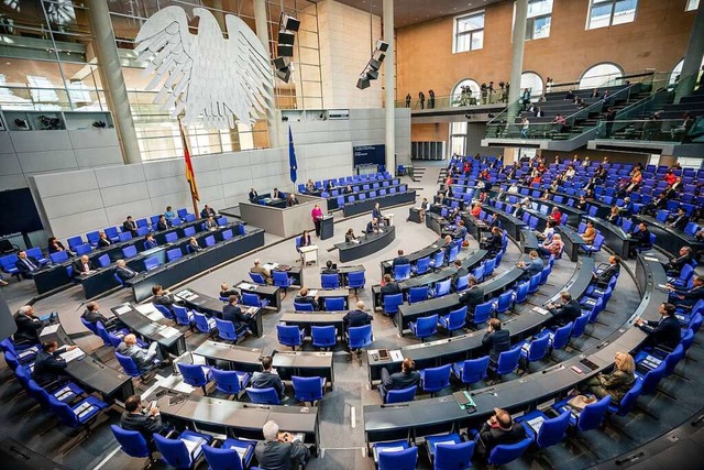 Mit dem ntigen Sicherheitsabstand tag...tsche Bundestag am 25. Mrz in Berlin.  | Foto: Michael Kappeler (dpa)