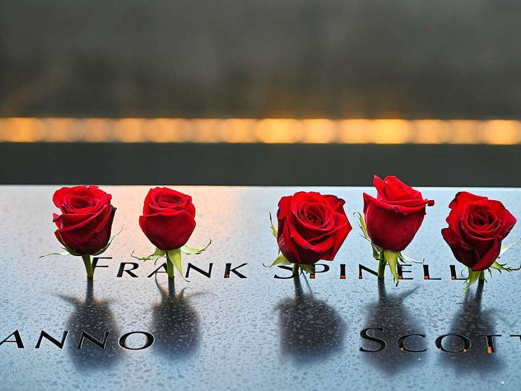 New York: Rote Rosen sind an einer Gedenktafel im National September 11 Memorial and Museum angebracht, auf der der Name Frank Spinelli zu lesen ist, der bei den Anschlgen vom 11. September 2001 ums Leben gekommen ist.