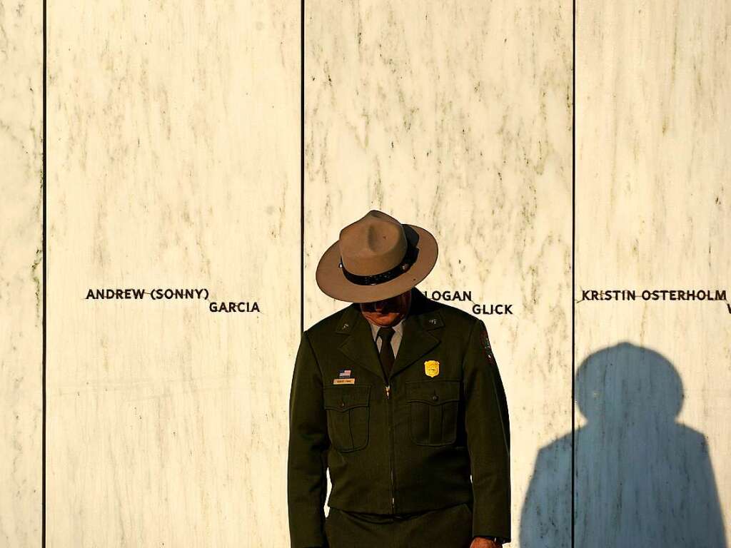 USA, Shanksville: Ein Ranger des Nationalparkdienstes steht vor der Wand der Namen (Wall of Names) auf dem Flight 93 National Memorial.