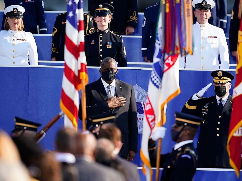 Lloyd Austin (vorne l), US-Verteidigungsminister, nimmt neben General Mark Milley (r), Vorsitzender der Joint Chiefs, an einer Gedenkfeier im Pentagon anlsslich der Anschlge vom 11. September 2001 teil.