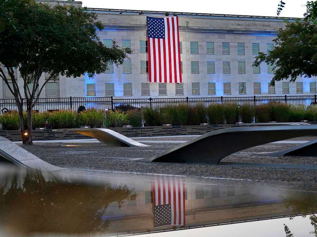 Eine amerikanische Flagge, die ber der Einschlagstelle am Pentagon drapiert ist, wird am Pentagon  bei Sonnenaufgang entrollt.