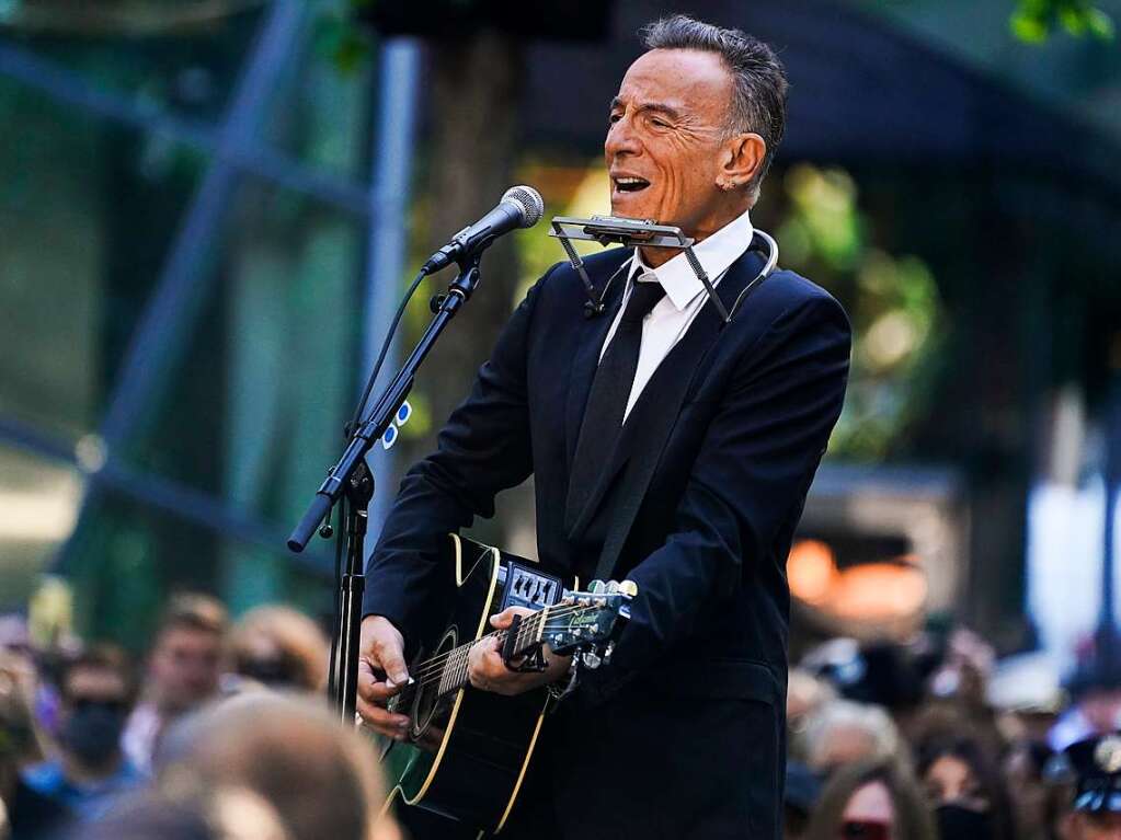 Bruce Springsteen, Snger aus den USA, singt whrend der Gedenkveranstaltung.