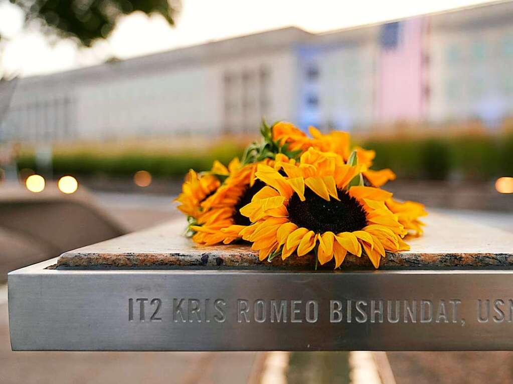 Sonnenblumen liegen auf dem Pentagon-Denkmal, auf dem der Name Kris Romeo Bishundat zu lesen ist, der bei den Anschlgen vom 11. September 2001 ums Leben gekommen ist.