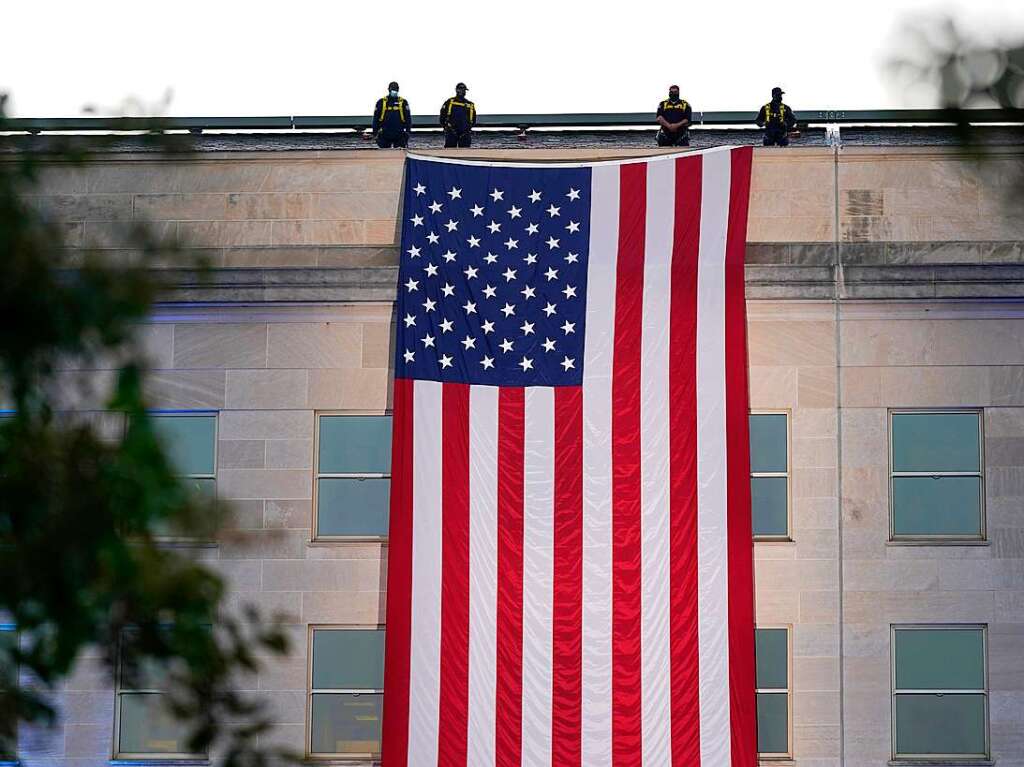 Eine groe amerikanische Flagge hngt am Gebude des Pentagons.