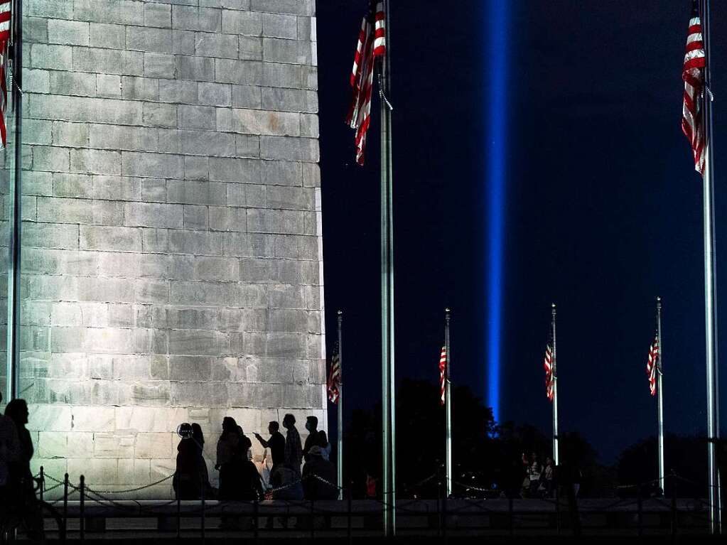 Ein Lichtstrahl ist vom Washington Monument aus zu sehen, einen Tag vor dem 20. Jahrestag der Terroranschlge vom 11. September, als Teil des "Towers of Light Tribute" in der Nhe des Pentagon.