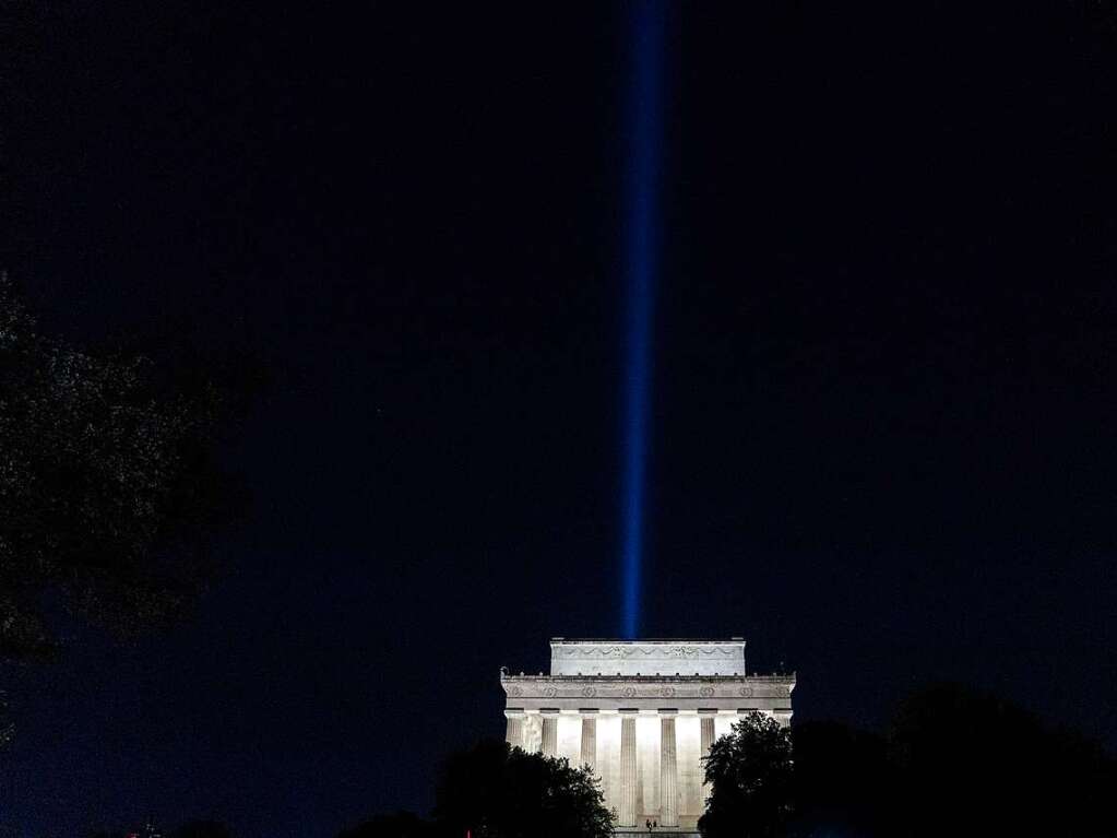 Am Tag vor dem 20. Jahrestag der Terroranschlge vom 11. September ist ein Lichtstrahl ber dem World War II Memorial zu sehen.