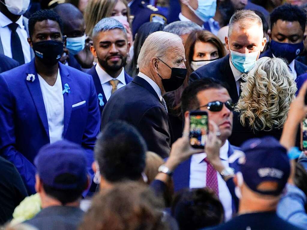 Joe Biden (M), Prsident der USA, kommt gemeinsam mit seiner Ehefrau und First Lady Jill Biden zur Gedenkveranstaltung.