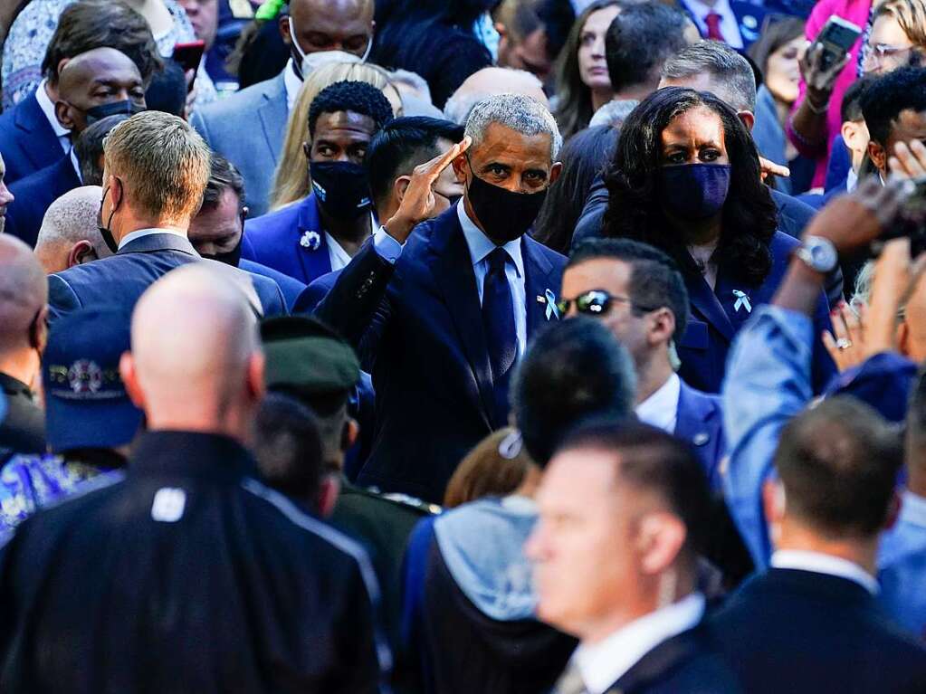 Auch Barack Obama (M), ehemaliger Prsident der USA, kommt gemeinsam mit seiner Frau Michelle Obama zur Gedenkveranstaltung anlsslich der Anschlge vom 11. September 2001 am National September 11 Memorial and Museum in New York an.