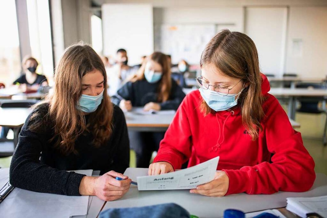 Medizinische Masken spielen weiterhin eine zentrale Rolle im Schulalltag.  | Foto: Matthias Balk (dpa)