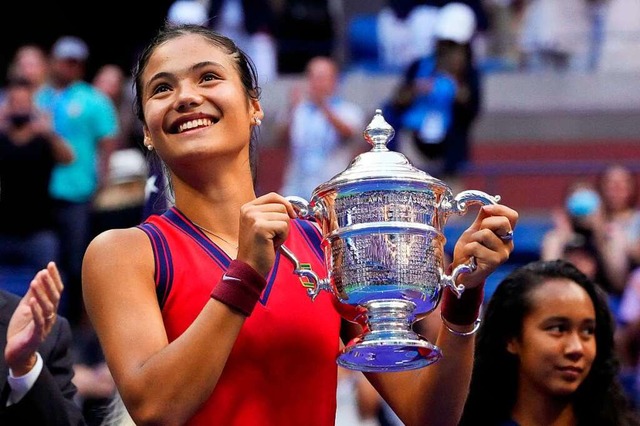 Maria Raducanu (18) gewinnt als erste Qualifikantin den Titel bei den US Open.  | Foto: TIMOTHY A. CLARY (AFP)