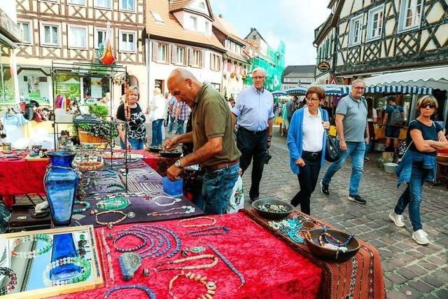 Der Altstadt-Antikmarkt lockt viele Menschen in die Innenstadt