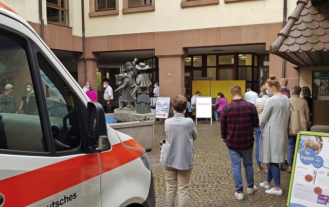 Rund um den Narrenbrunnen zog sich die Schlange der Impfwilligen am Samstag.   | Foto: Gerhard Walser