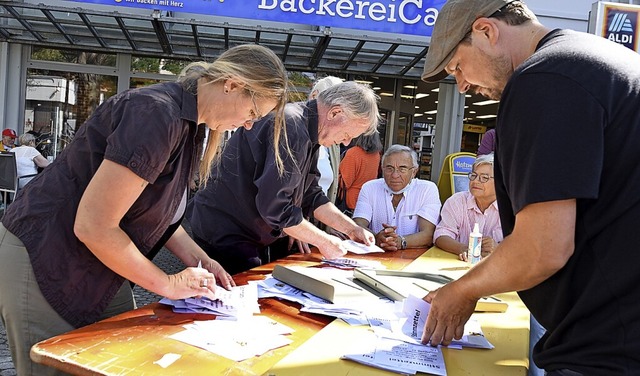 Die Initiatoren bei der Auszhlung der Stimmen.  | Foto: Rita Eggstein