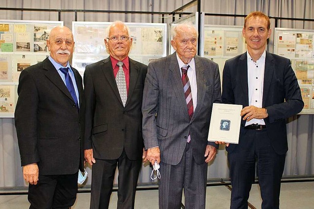 Vor der kleinen Jubilumsausstellung: ... Jger und Oberbrgermeister Jrg Lutz  | Foto: Rolf Reimann