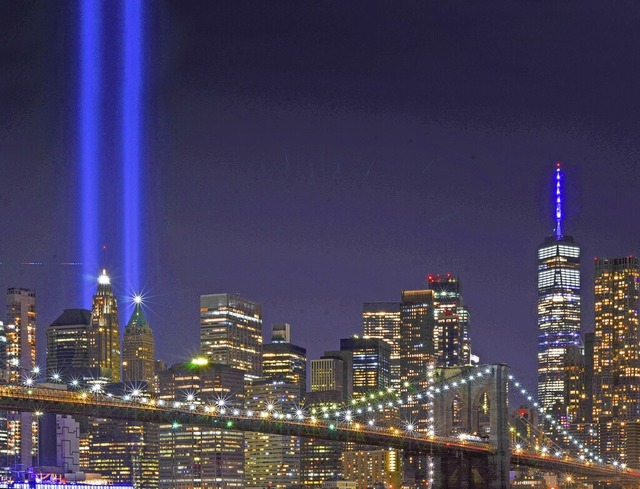 Blaue Lichtsulen markieren die vor 20...strten Trme des World Trade Centers.  | Foto: Ryan Rahman/Pacific Press Agency (imago)