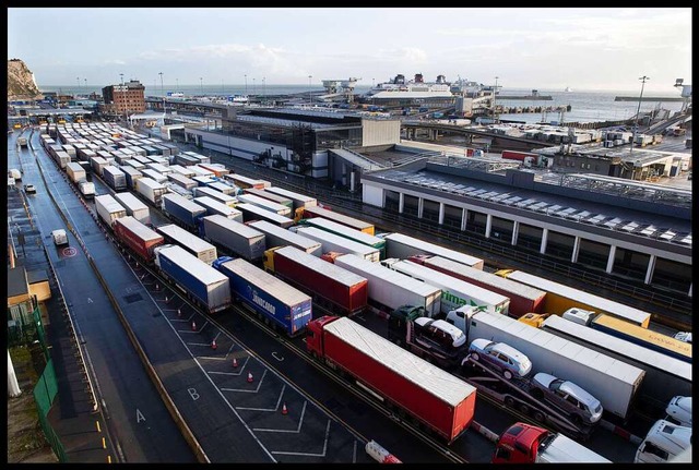Kaum war der Brexit vollzogen, stauten sich am Hafen von Dover die Lkw.  | Foto: Stephen Lock / i-Images (imago)