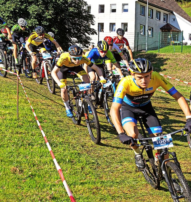 Dynamisch auf die Strecke: Vom Start w...ilometer-Runde um jeden Meter Strecke.  | Foto: Wolfgang Scheu