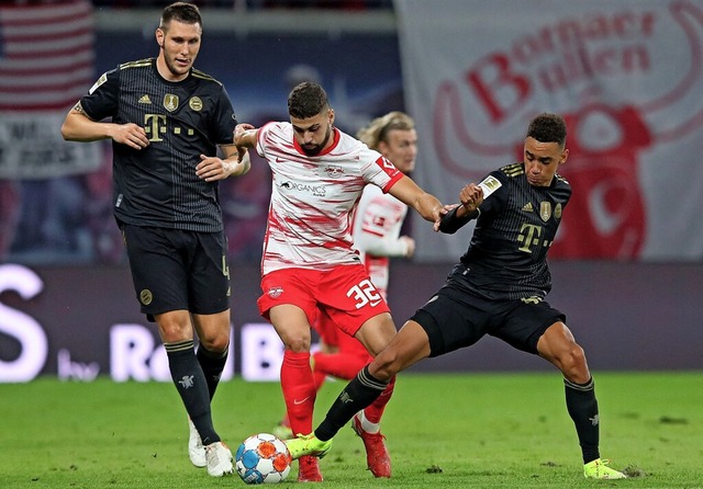 Jamal Musiala (rechts) zeigte ein ber... Ball (Mitte, ganz links Niklas Sle).  | Foto: RONNY HARTMANN (AFP)