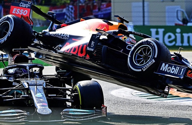 Max Verstappen (oben) berrollt mit se...ull Lewis Hamilton in dessen Mercedes.  | Foto: ANDREJ ISAKOVIC (AFP)