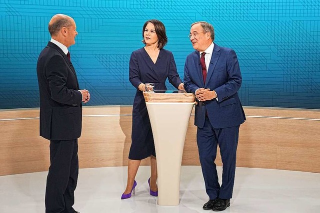 Kanzlerkandidat Olaf Scholz (SPD, l-r)...(CDU) im Fernsehstudio des TV-Triells.  | Foto: Michael Kappeler (dpa)