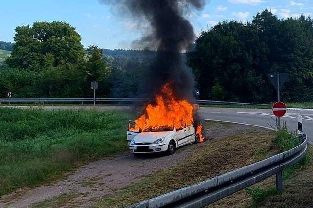 Fahrzeug gerät in Waldkirch in Brand