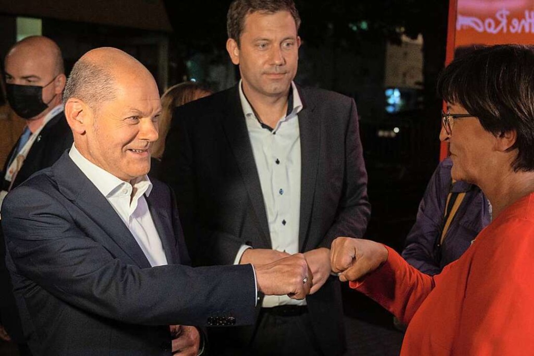 Olaf Scholz (links), Kanzlerkandidat d...rsitzende, nach dem zweiten TV Triell.  | Foto: Christophe Gateau (dpa)