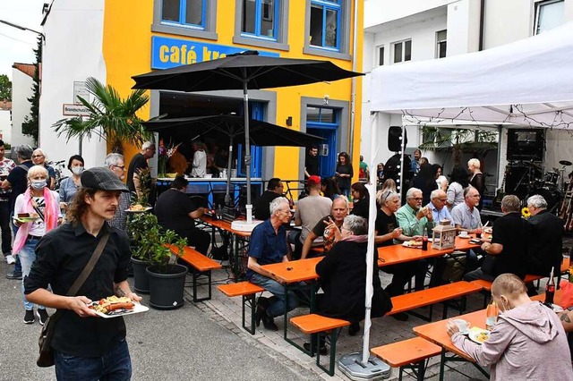 Gut besucht war das Erffnungsfest fr das Caf Kreuzweg am Samstag.  | Foto: Barbara Ruda