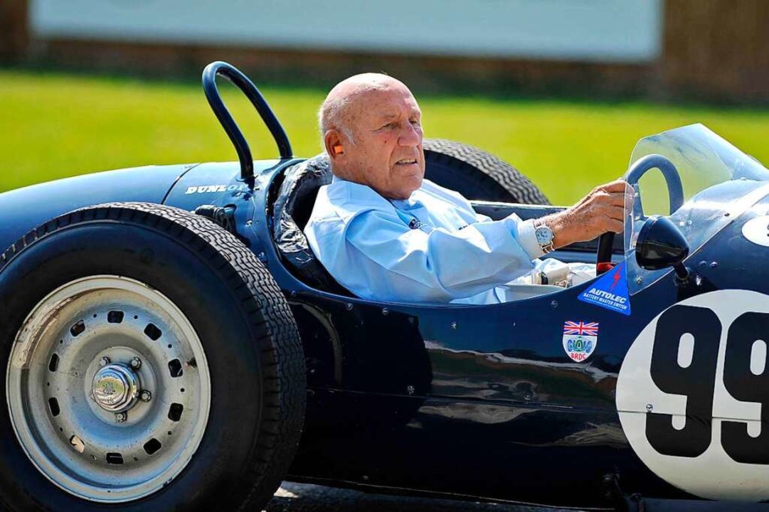 War auch mit dabei: Sir Stirling Moss ...in einem historischen Grand-Prix-Auto.  | Foto: Clive Gee (dpa)