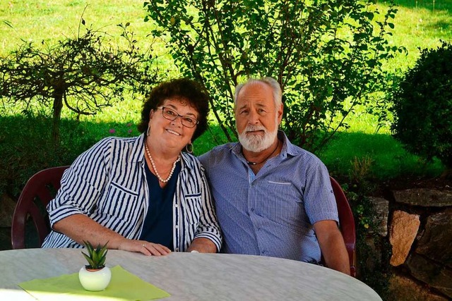 Rosi und Klaus Bodenlos in ihrem Biergarten  | Foto: Liane Schilling