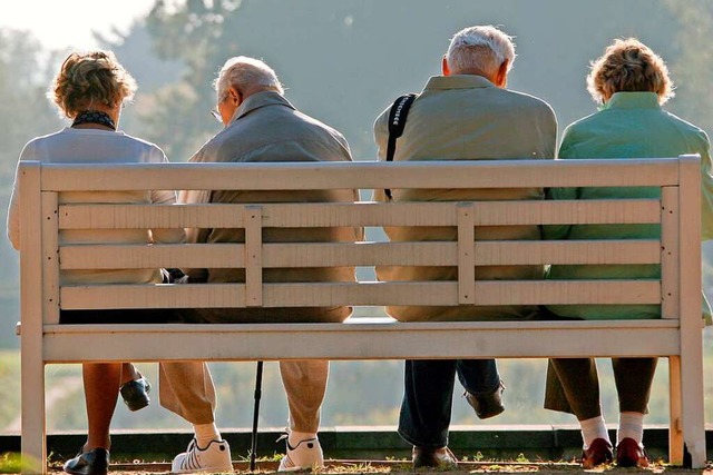 Das Pflegen sozialer Kontakte ist laut...ponente fr eine hohe Lebenserwartung.  | Foto: Ralf Hirschberger (dpa)