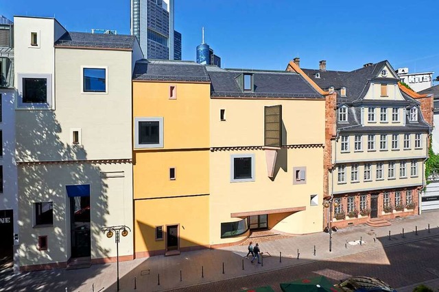 Die Fassade des Deutschen Romantik-Mus...nkfurt, rechts daneben das Goethe-Haus  | Foto: Hochstift