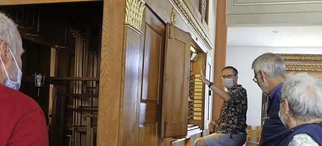 Pfarrer Christian Mack erlutert e die...rklin-Orgel und zeigte ihr Innenleben.  | Foto: Roswitha Frey