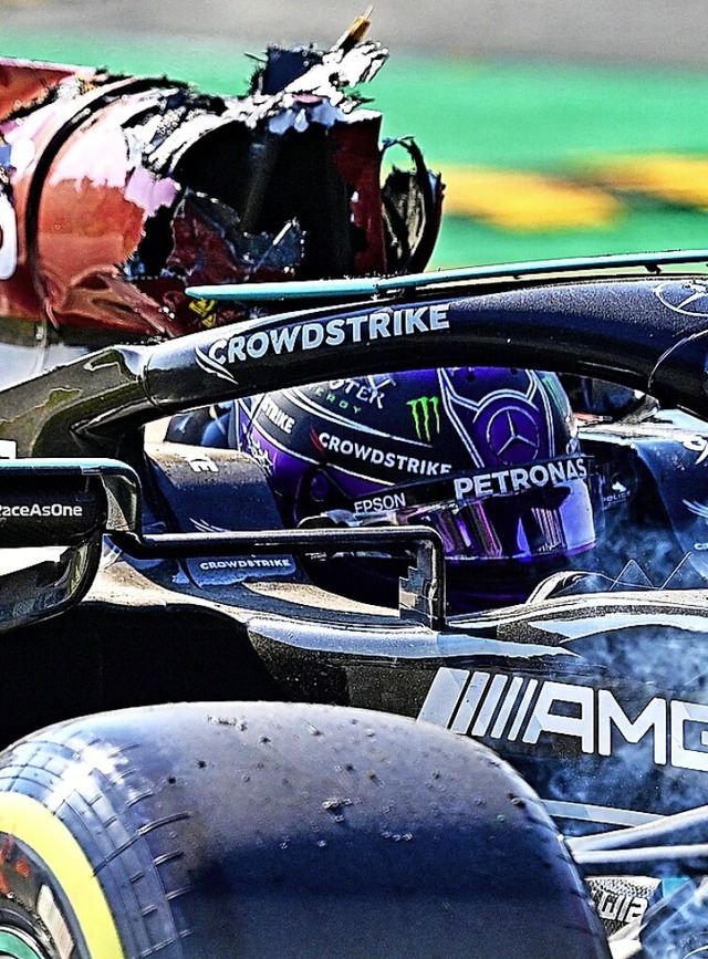 Lewis Hamilton blieb  nach dem Crash noch lange im Auto sitzen.  | Foto: ANDREJ ISAKOVIC (AFP)