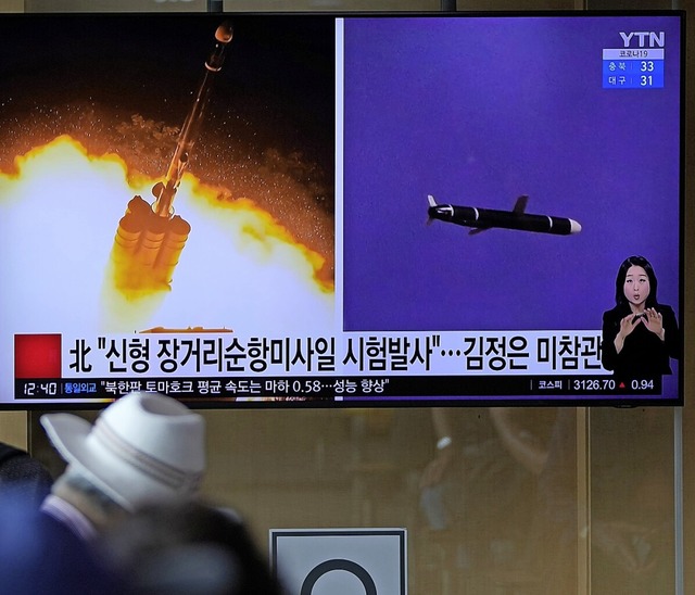 Das sdkoreanische Fernsehen zeigte Aufnahmen der Raketentests.  | Foto: Lee Jin-Man (dpa)